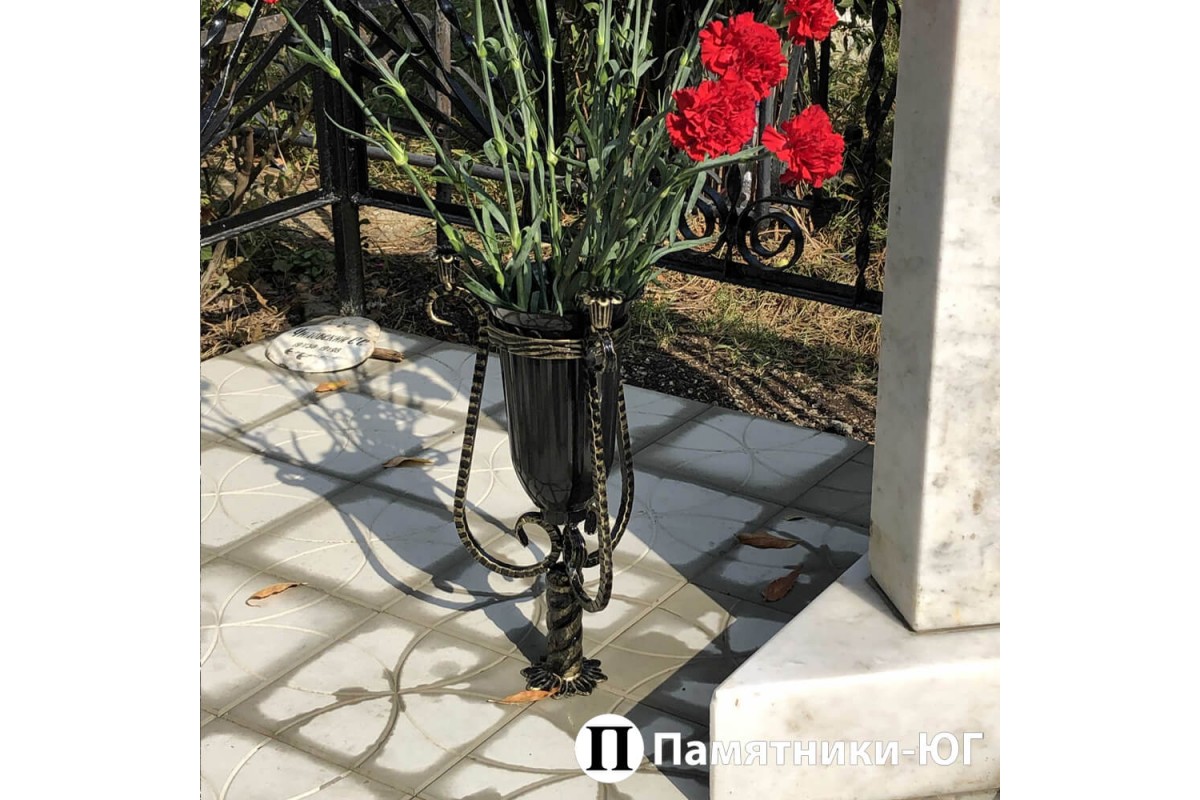 Кованая ваза для цветов на кладбище